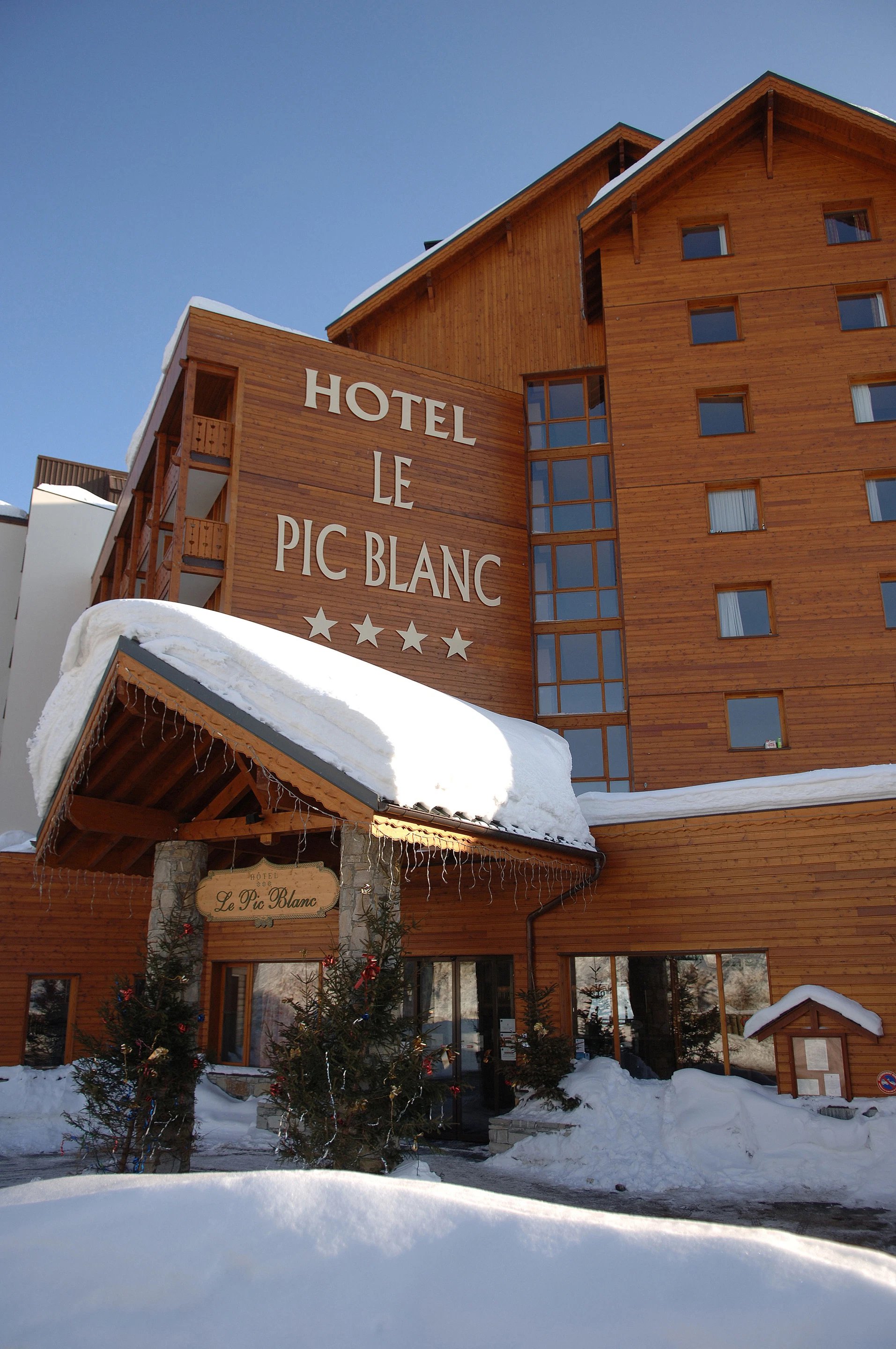 Facade of the Hotel Le Pic Blanc